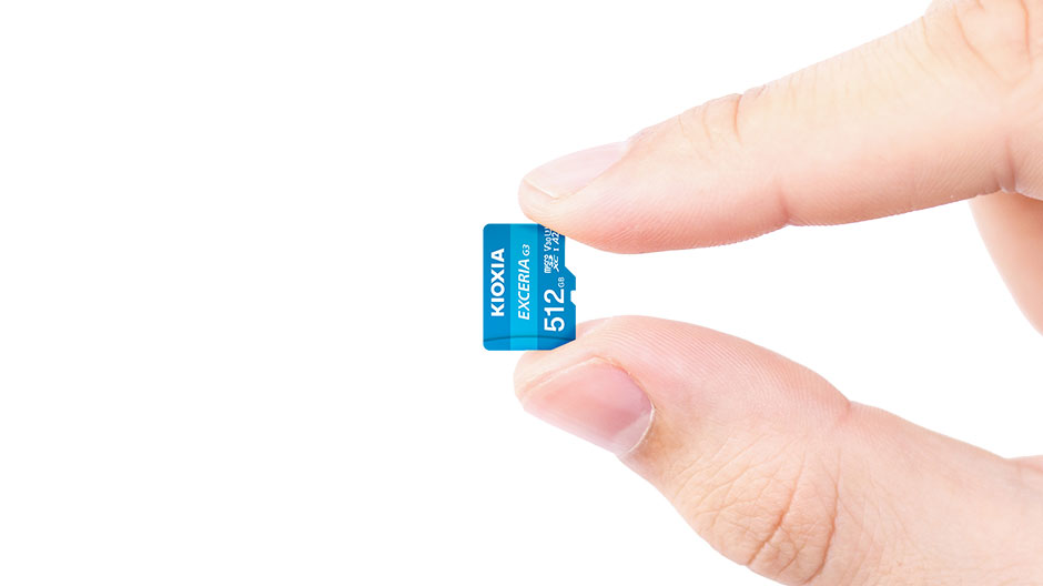 EXCERIA G3 microSD 메모리 카드를 들고 있는 손