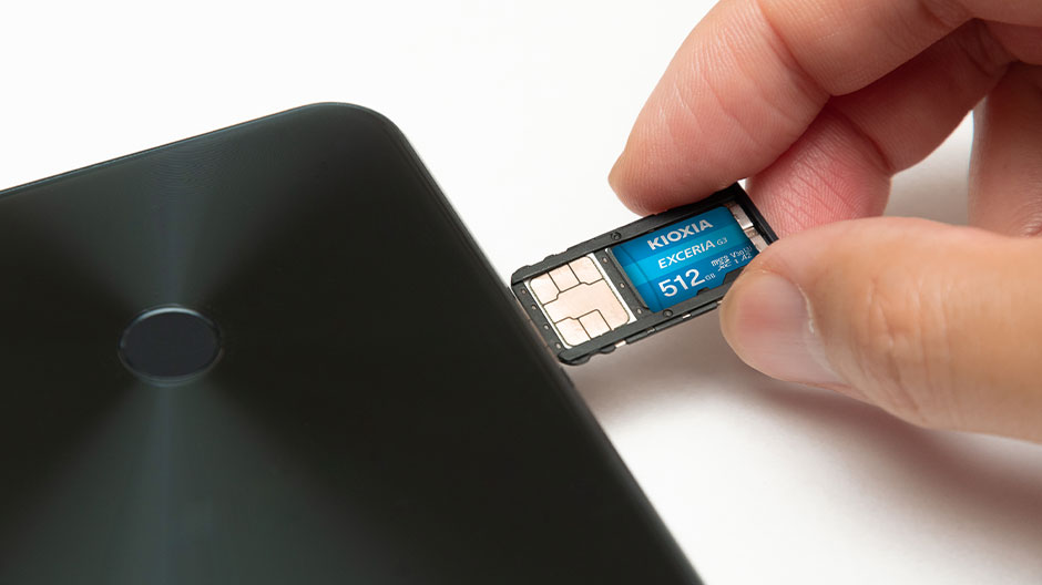EXCERIA G3 microSD 카드를 장치에 삽입