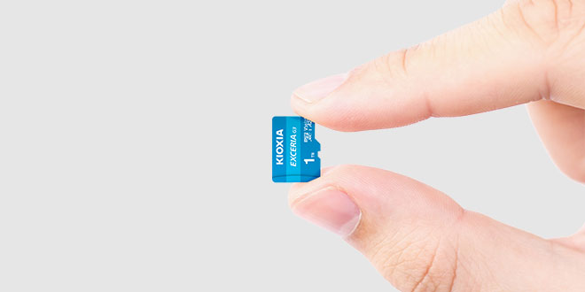 EXCERIA G3 microSD 메모리 카드를 들고 있는 손