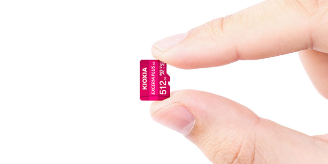 EXCERIA PLUS G3 microSD 메모리 카드를 들고 있는 손