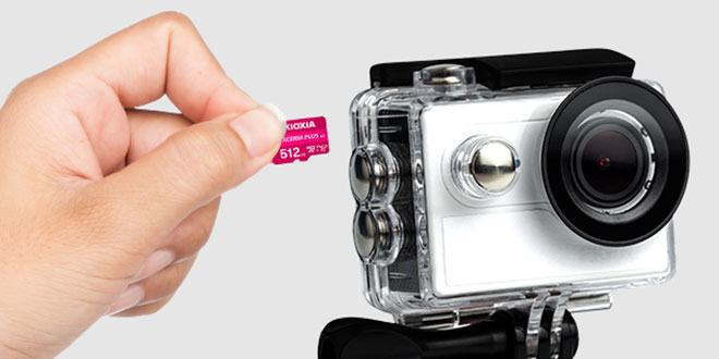 카메라에 EXCERIA PLUS G3 microSD 카드 삽입