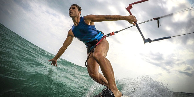 파도를 따라 미끄러지는 윈드서퍼를 녹화하는 카메라