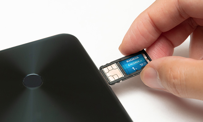EXCERIA G2 microSD 카드를 장치에 삽입