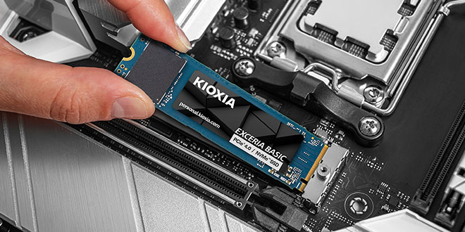 EXCERIA BASIC NVMe SSD를 들고 있는 손