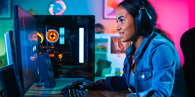 PC에서 비디오 게임을 하는 젊은 여성