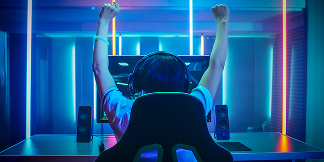 PC 게임에서 승리를 축하하는 젊은 남성
